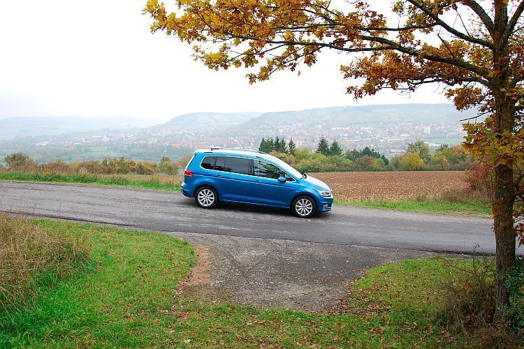 Optisch weiß der neue Touran mit seinen sportlicheren Linien trotzdem zu gefallen – auch wenn die Designer sich streng an die sachliche VW-Formensprache gehalten haben. (Foto: Rosenow)