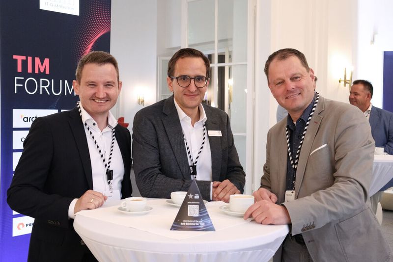 (V. l.) Adrian Echtenacher (TIM), Robert Graf (ProLion) und Andreas Riez (Orbit) gönnen sich noch einen Kaffee zwischendurch.  (Bild: TIM)