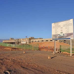 In Ouarzazate haben die Arbeiten am größten Solarkraftwerkskomplex der Welt begonnen. Zunächst wird ein Kühlwasserspeicher gebaut.