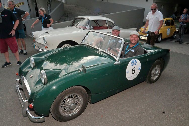 Die Herren: Harry Liendl und Philipp Dimböck mit Austin Healey Frogeye (Baujahr 1960). (Zietz)