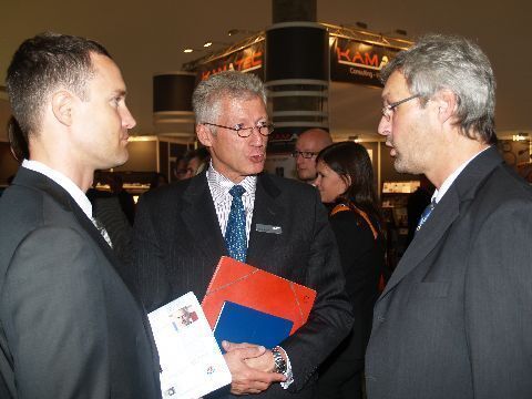 Martin Tschopp, Geschäftsführer Mobile.de (li.), und Mobile-Vertriebschef Stefan Gaul diskutieren mit Ulrich Dilchert (ZDK, re.) die Vorzüge des Deutschlandsautos. (Archiv: Vogel Business Media)