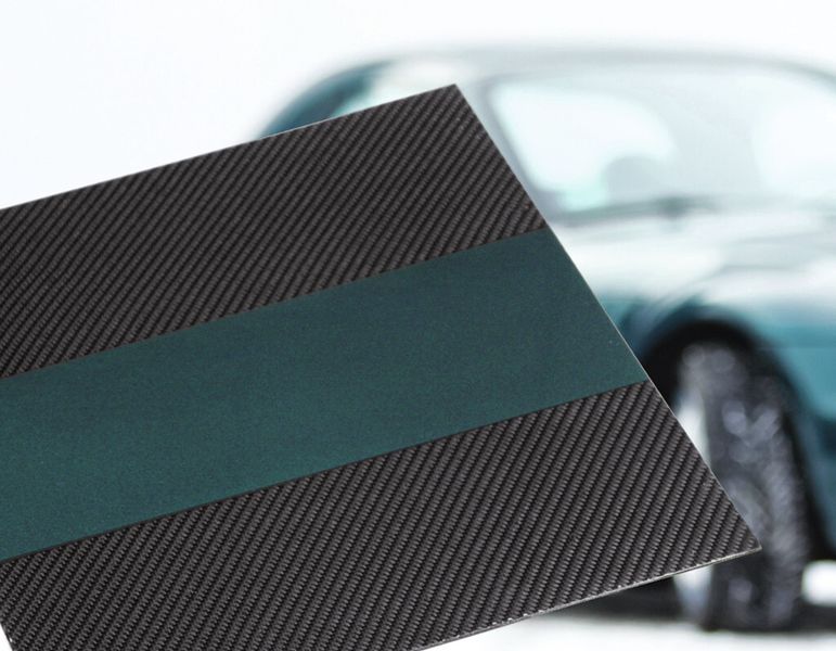 Dieses Bauteil ist ein Laminat für den Kfz-Bereich, das auf Basis von Polycyanuraten als Matrix und Carbonfasern als Verstärkungskomponente aufgebaut wurde. (Bild: Fraunhofer PYCO)