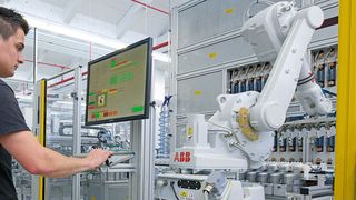 Hochautomatisiert und flexibel wird auf der Fertigungslinie ML2 die dreifache Anzahl Varianten von Sicherungsautomaten wie bisher produziert. (Bild: Johannes Vogt)