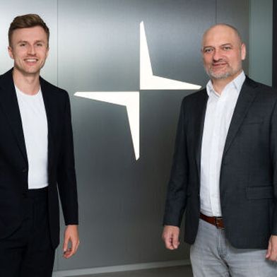 Pascal Fischer (l.), Head of Retail Network bei Polestar Deutschland, und Thorsten Fischer, Verkaufsleiter bei Auto Nagel, sorgen für die Umsetzung des Polestar Space vor Ort. (Bild: Polestar)