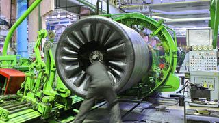 Bild 1: Mittels Zustandsüberwachung lassen sich die Schlüsselparameter, die den Zustand und den Betrieb der Anlagen und Maschinen widerspiegeln, kontinuierlich beobachten und die Produktion optimieren. (Bild: Raima)