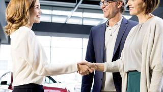 Das neue Markenerlebnis beginnt beim Kundenempfang. Dort steht die proaktive persönliche Begrüßung und Betreuung durch den Star Assistent im Mittelpunkt. (Daimler AG)