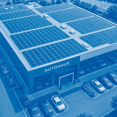 Die eigene Photovoltaik-Anlage ist für die meisten Kfz-Betriebe die beste Antwort auf steigende Energiepreise. (Bild: KI-generiert)