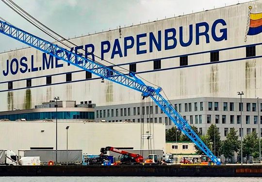 Der Meyer Werft in Papenburg ging es bis vor rund zwei Jahren nicht so gut. Doch sie wurde staatlich unterstützt. Nun winkt schon länger ein Großauftrag für Kreuzfahrtschiffe, doch die Verhandlungen ziehen sich hin. Eine neue Bürgschaft des Bundes könnte entscheident sein ...(Bild:  dpa)