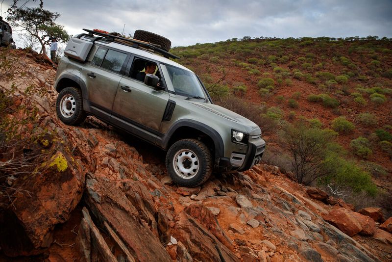 Der Defender hat eine selbsttragende Karosserie mit einem hohen Aluminium-Anteil, die Räder sind einzeln aufgehängt und als Alternative zur Stahlfederung gibt es Luftbälge. (Bild: Land Rover)