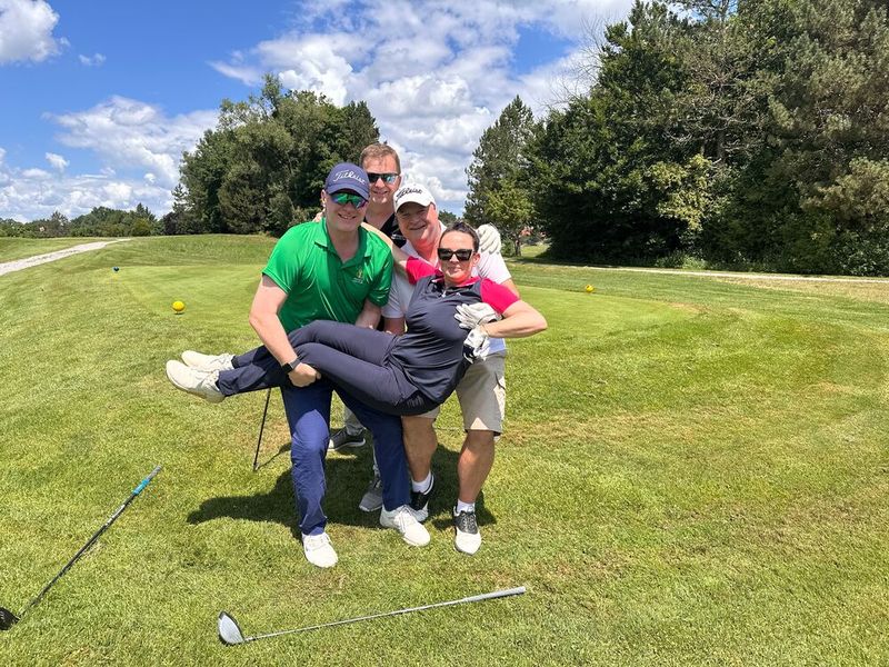 (v. l.) Thomas Durst (DITCONS IT-CONSULTING), Daniel Ehemann (CSS) und Patrick Maurer (TD Synnex) freuen sich so sehr, dass Claudia Rayling (DITCONS IT-CONSULTING) mit im Flight ist, dass sie sie gleich auf Händen tragen. (Bild: Vogel IT-Medien)