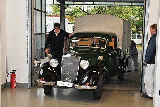 Bis die Oldtimer im Vogel Convention Center waren, war Maßarbeit notwendig (Archiv: Vogel Business Media)