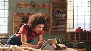 Nach einer Studie von Bitkom und ZDH nutzen 68 Prozent der Handwerksunternehmen inzwischen digitale Technologien. (Bild: DragonImages - stock.adobe.com)