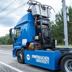 Der Pantograph ist an der Rückseite der Fahrerkabine angebracht. Im Inneren des sogenannten „Base-Frame“ befindet sich die externe Leistungselektronik der Pantographeneinheit und die Steuerungslogik.(Bild:  RWTH Aachen)