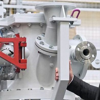 Yener Bicakci und die Fließbett-Gegenstrahlmühle AFG-R  (Bild: Hosokawa Alpine)