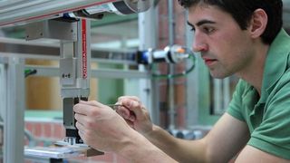 Technikschüler Simon Nowotny justiert die elektrischen Linearantriebe, Greifer und Backen am 3-Achsmodell. Bilder: Parker Origa (Archiv: Vogel Business Media)