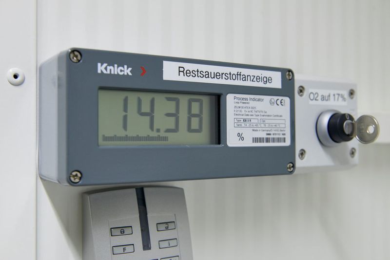 Ein Messgerät zeigt an der Tür zum Server-Raum an, dass dort die Luft nur 14 Prozent Sauerstoffgehalt hat. Bei dieser Konzentration können Elektronikbauteile nicht Feuer fangen. Durch einen Schalter lässt sich der Sauerstoffgehalt erhöhen, um an den Servern ohne Sauerstoffmaske arbeiten zu können. (Rittal/ene't)