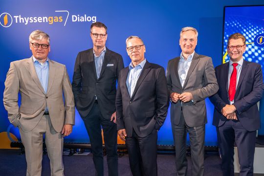 Die Podiumsteilnehmer beim dritten Thyssengas Dialog (von links nach rechts): Nikolaus Valerius, Vorsitzender des Vorstands von RWE Generation, Patrick Wendeler, Vorsitzender des Vorstands der BP Europa, Dr. Thomas Gößmann, Vorsitzender der Geschäftsführung Thyssengas, Markus Hilkenbach, Vorsitzender des Vorstands der Stadtwerke Wuppertal, Prof. Dr. Phillip Fest, Gruppenleiter Energieinfrastruktur, Atomrecht in der Energieabteilung, Ministerium für Wirtschaft, Industrie, Klimaschutz und Energie des Landes Nordrhein-Westfalen.(Bild:  Thyssengas)