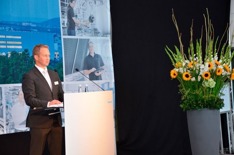 Stefan Schwerdtle begrüßt die Festgäste zur Einweihung der Technologiefabrik Scharnhausen von Festo und berichtet von drei Jahren intensiver Projektarbeit. (Jablonski)