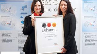 Carmen Mittler (links), Repräsentantin der Initiative „Deutschland – Land der Ideen“, übergab die von Bundespräsident Horst Köhler unterzeichnete Urkunde an die HRB-Projektleiterin Dr. Christine Ehret in Elchingen. (Archiv: Vogel Business Media)