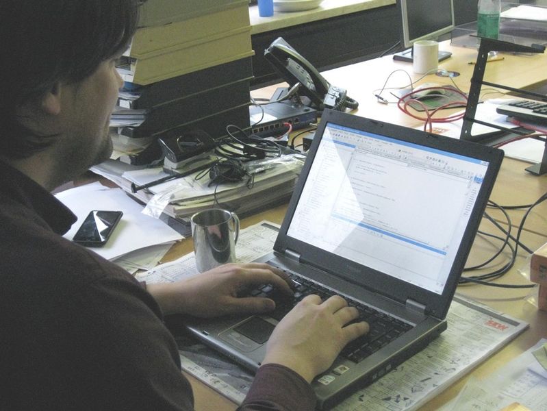 Alle Roboter- und SPS-Programmierer verfügen über eine profunde Ausbildung und langjährige Erfahrung in der Automatisierungstechnik. (Bild: de Man)