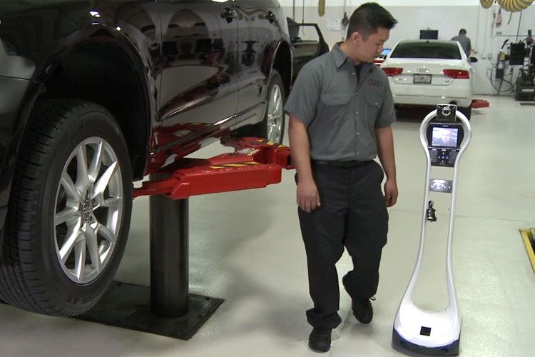 Die ferngesteuerte „Audi Robotic Telepresence“ kann sich gemeinsam mit dem Servicemitarbeiter um das Auto herumbewegen. (Foto: kfz-betrieb)