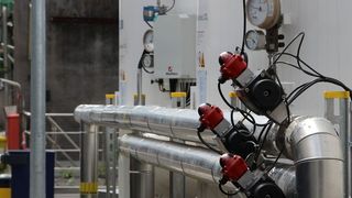 Einblicke in die neue Kohlendioxid-Produktion im Industriepark Höchst - betrieben von der im Oktober 2012 gegründeten CO2 Betriebs-GmbH. An dem Joint Venture sind vier mittelständische deutsche Gasehersteller beteiligt: Die Westfalen aus Münster hält 50 Prozent, die weiteren Kontingente übernahmen die basi Schöberl aus Rastatt, die Sauerstoffwerk Friedrich Guttroff aus Wertheim und die Rießner-Gase aus Lichtenfels. (Bild: PROCESS)