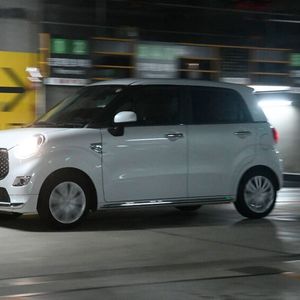 Der Toyota Pixis Joy ist knapp 3,40 Meter kurz, schmal wie ein Einkaufswagen mit Dach, der Motor irgendwo zwischen Rasenmäher und Fortbewegungsmittel.(Bild:  SP-X/Benjamin Bessinger)