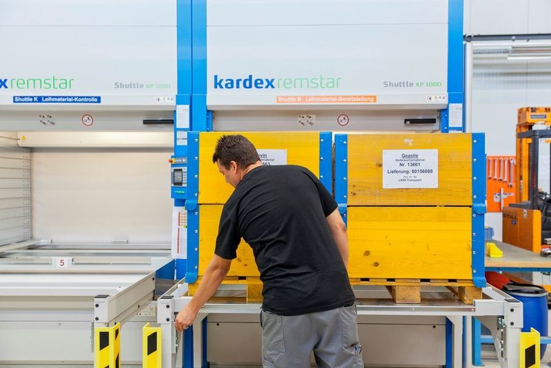 Dank des Tablarauszuges ist das Auslagern von Paletten aus dem Shuttle XP 1000 kein Problem. (Kardex Remstar)