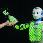 Roboter lernt mit 13.000 Sensoren das Fühlen