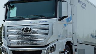 Die ersten zehn Brennstoffzellen-Lkw von Hyundai sind auf dem Weg in die Schweiz. (URLStudio)