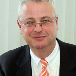 Hubtex-Geschäftsführer Ralf Jestädt: „Sondergerät hört sich im ersten Moment nach einer teuren Investition an, doch durch Verwendung der Komponenten aus unserem Standardbaukasten fallen die Kosten meist geringer aus als gedacht.“ Bild: Hubtex
