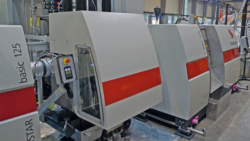 Die reco-STAR basic 125 C-VAC ist mit einer Masterbatch-Dosiereinheit, einem Hochleistungs-Rückspülfilter und dem C-VAC Engasungsmodul ausgestattet und produziert hochwertiges Regranulat ohne Gas- und Feuchtigkeitseinschlüsse, das laut Aussage des Herstellers sofort einsatzfähig ist. (Bild: Starlinger)
