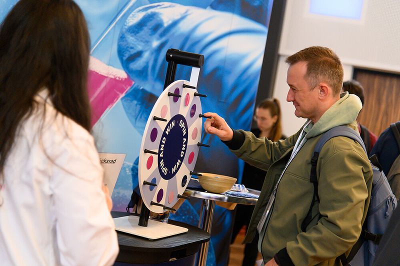 Und wie auf jeder LAB-SUPPLY-Messe durfte auch in Hannover das Gewinnspiel  selbstverständlich nicht fehlen.    Mehr Infos zu den kommenden LAB-SUPPLY-Messen finden Sie auf www.lab-supply.info (Bild: Stefan Stark)