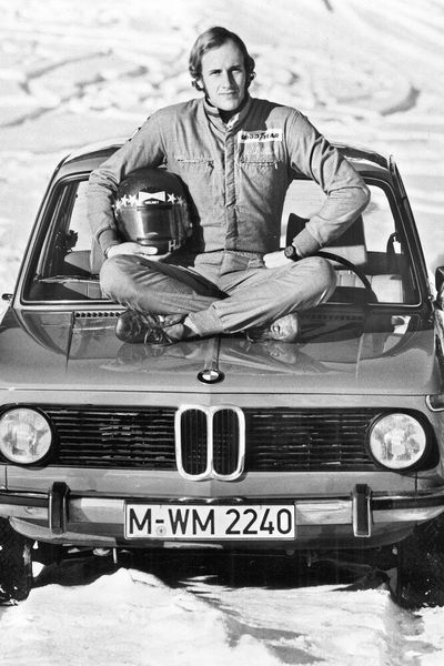 BMW lancierte den Einsteigertyp 1502 mit 75 PS: Der verbrauchte durchschnittlich „nur“ 10,2 Liter. Rennfahrer Hans Joachim Stuck sollte dem Sparmodell wohl die fehlende Portion Sportlichkeit einhauchen. (Bild: Hersteller)