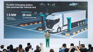BYD-Topmanagerin Stella Li will das Megawatt-Flashcharging auch bei Nutzfahrzeugen anbieten. (Bild: VDA/IAA Transportation 2026)