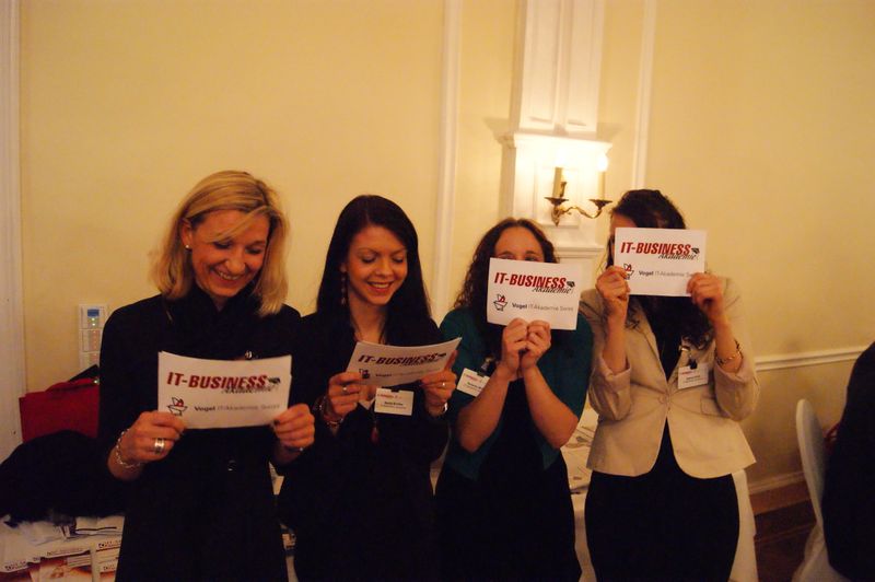 Marlene Stelmach,  Nadia Richter, Melanie Webb und Jessics Krist (IT-BUSINESS Akademie) bereiten sich auf die Laudatios vor. (Archiv: Vogel Business Media)