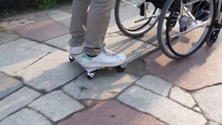 ... dank fdes elektrischen Rollbretts leicht berauf schieben (Bild: Cocoa Motors)