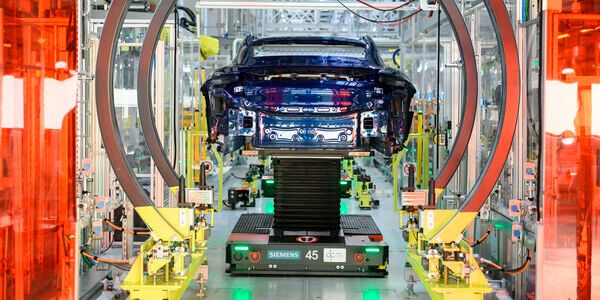 Mittels fahrerlosen Transportsystemen können die Karosserieteile flexibel transportiert werden.(Bild:  Siemens AG)