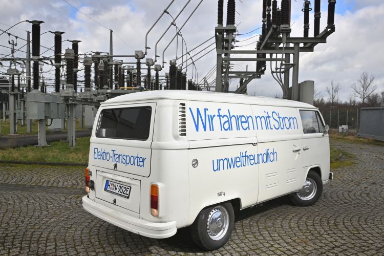 1970 gründete Volkswagen in Wolfsburg das Zentrum für Zukunftsforschung. Eines seiner Aufgaben war es, die Elektromobilität voranzutreiben. Adolf Kalberlah, frisch promovierter Elektrochemiker und Spezialist der Batterieforschung, wurde Chef der Abteilung. (Bild: Volkswagen AG)
