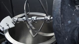 Blick in ein Rührwerk für Quarzkomposite, aus dem man Kunststein herstellen kann. Die Reinigung eines solchen Systems war bis dato heikel und umweltbelastend. Doch jetzt wird alles besser! (EVT Eiberger)