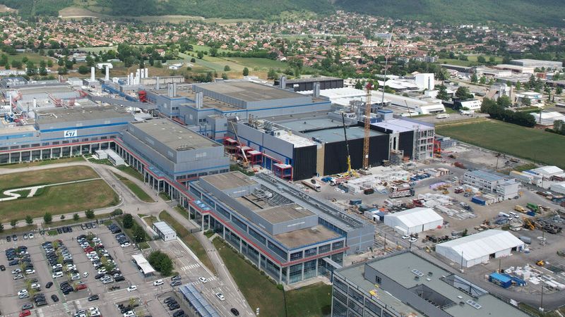 Angrenzend an die vorhandene 300-mm-Fab von ST soll in Kooperation mit GlobalFoundries eine weitere Chipfabrik entstehen. Die Partner gehen von Synergieeffekten durch gemeinsam genutzte Infrastrukturen aus. Rund 1.000 neue Jobs sollen am standort entstehen.(Bild:  STMicroelectronics)