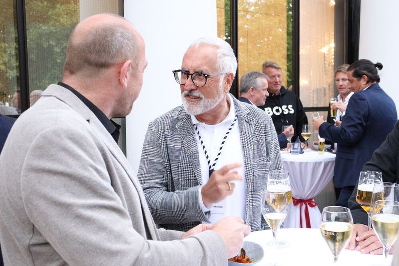 Selbst nach dem offiziellen Teil wurde noch reichlich genetzwerkt.  (Bild: TIM)