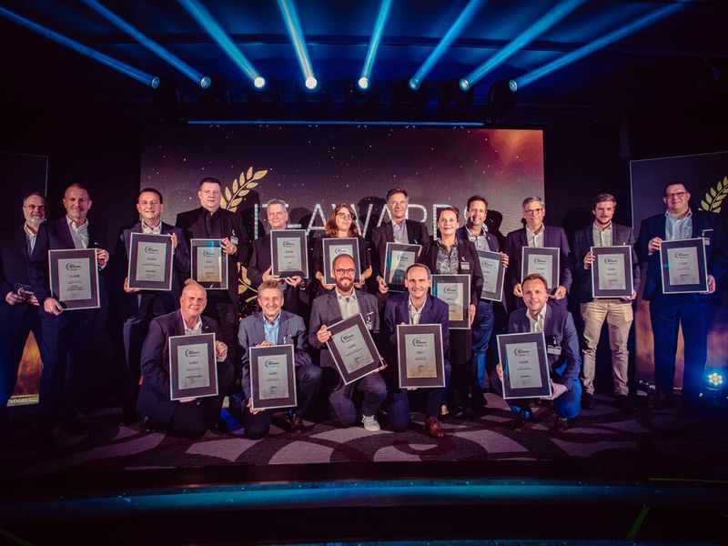 Alle Gewinner der IP-Insider Reader's Choice Awards 2022 neben Andreas Donner, Chefredakteur IP-Insider, (links) im Überblick. (Bild: krassevideos.de)