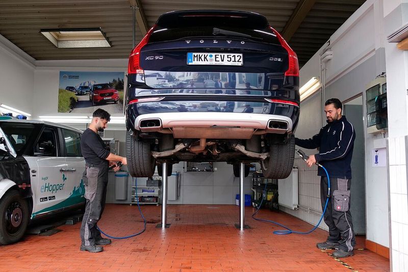 Hier schrauben stets zwei Mechaniker am Auto, damit die Inspektion innerhalb einer Stunde erledigt ist. (Rosenow/»kfz-betrieb«)