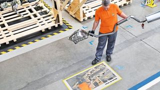 Škoda testet in seinem Werk im tschechichen Mlada Boleslav so genannte Videomapping-Projektoren. Sie helfen Mitarbeitern beim Beladen von Paletten. (Skoda)