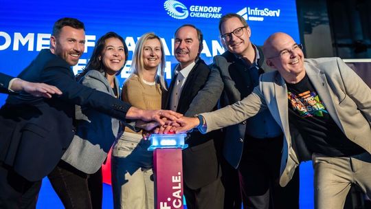 Bayerns Wirtschaftsminister Hubert Aiwanger (Mitte) gab den Startschuss für das „Home of Bavarian Deeptech“ zusammen mit (v.l.) Dominik Gschwendtner (Geschäftsleiter Infraserv Gendorf), Sarah Fleischer (Co-Founder Tozero), Dr. Ksenija Neumann (Co-Founder Tozero), Martin Huber, MdL, und Dr. Christoph von Reden (Vors. Geschäftsleiter Infraserv Gendorf)(Bild:  Tom Bauer)