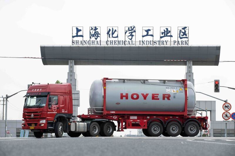 die Beladung der Tankcontainer ... (Heimbach, Markus / Hoyer)