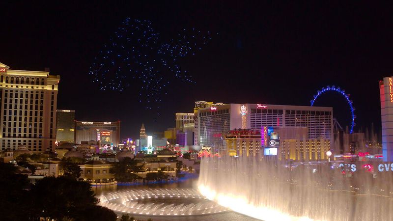 Lightshow von Intel mit über 100 leuchtenden Drohen  über dem Springbrunnen des Hotels Bellagio in Las Vegas. (Intel Corporation)