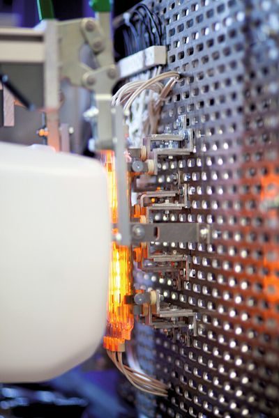 Bild 5: Der Infrarotstrahler ist vorgefahren und heizt das Werkstück auf. Vor den Zonen, die man vor der Hitze schützen muss, werden sog. Schattenbleche angebracht. (Bild: SEW-Eurodrive)