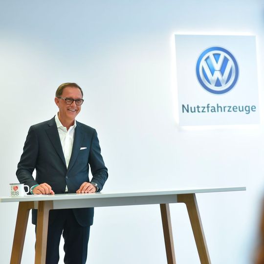 Thomas Sedran, Vorstandsvorsitzender von Volkswagen Nutzfahrzeuge, ist optmistisch, die Produktion bald wieder anlaufen lassen zu können.(Bild:  Volkswagen Nutzfahrzeuge)